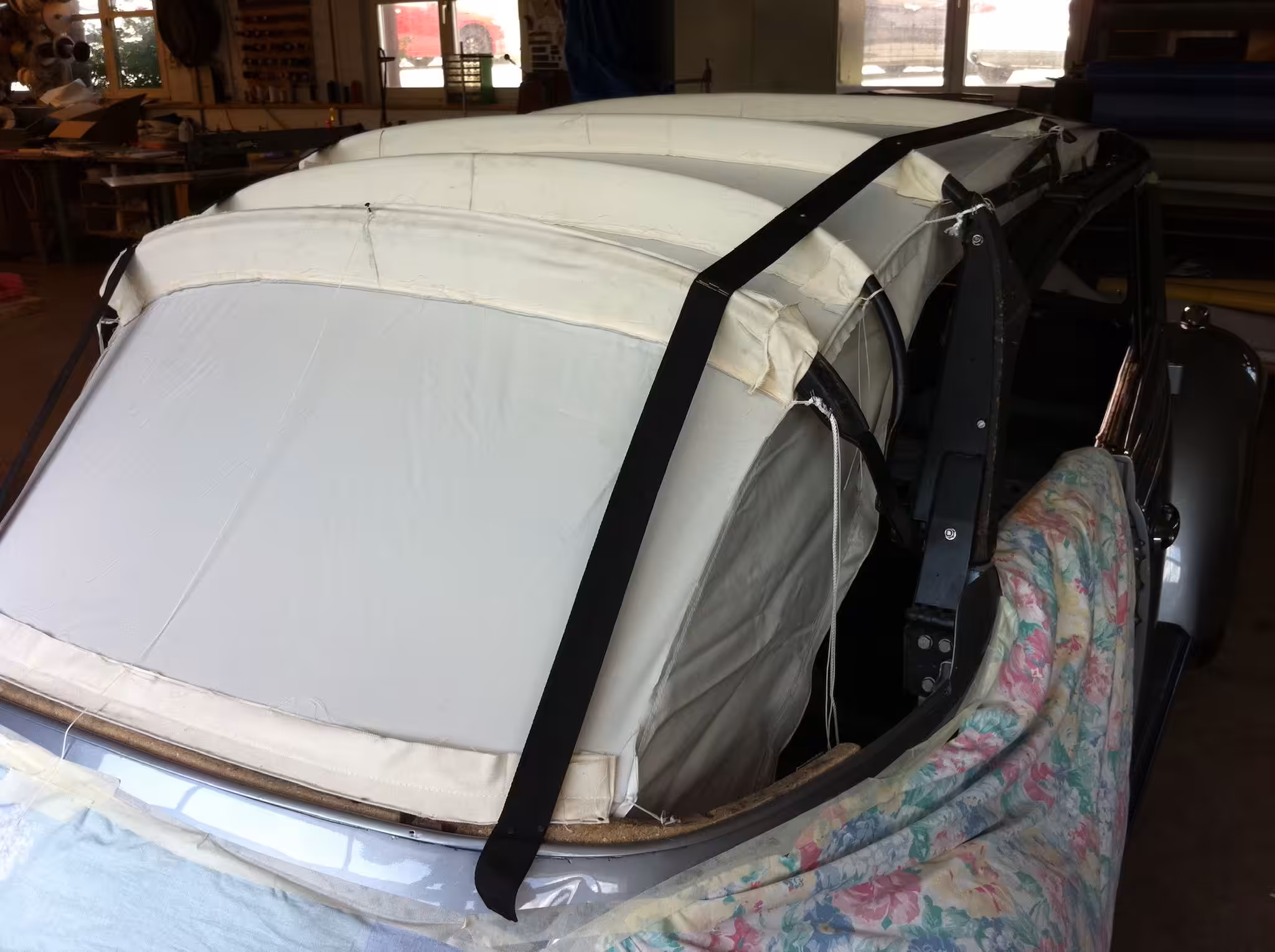 Beiges Cabrio-Verdeck von innen – Autosattlerei Wick Wil