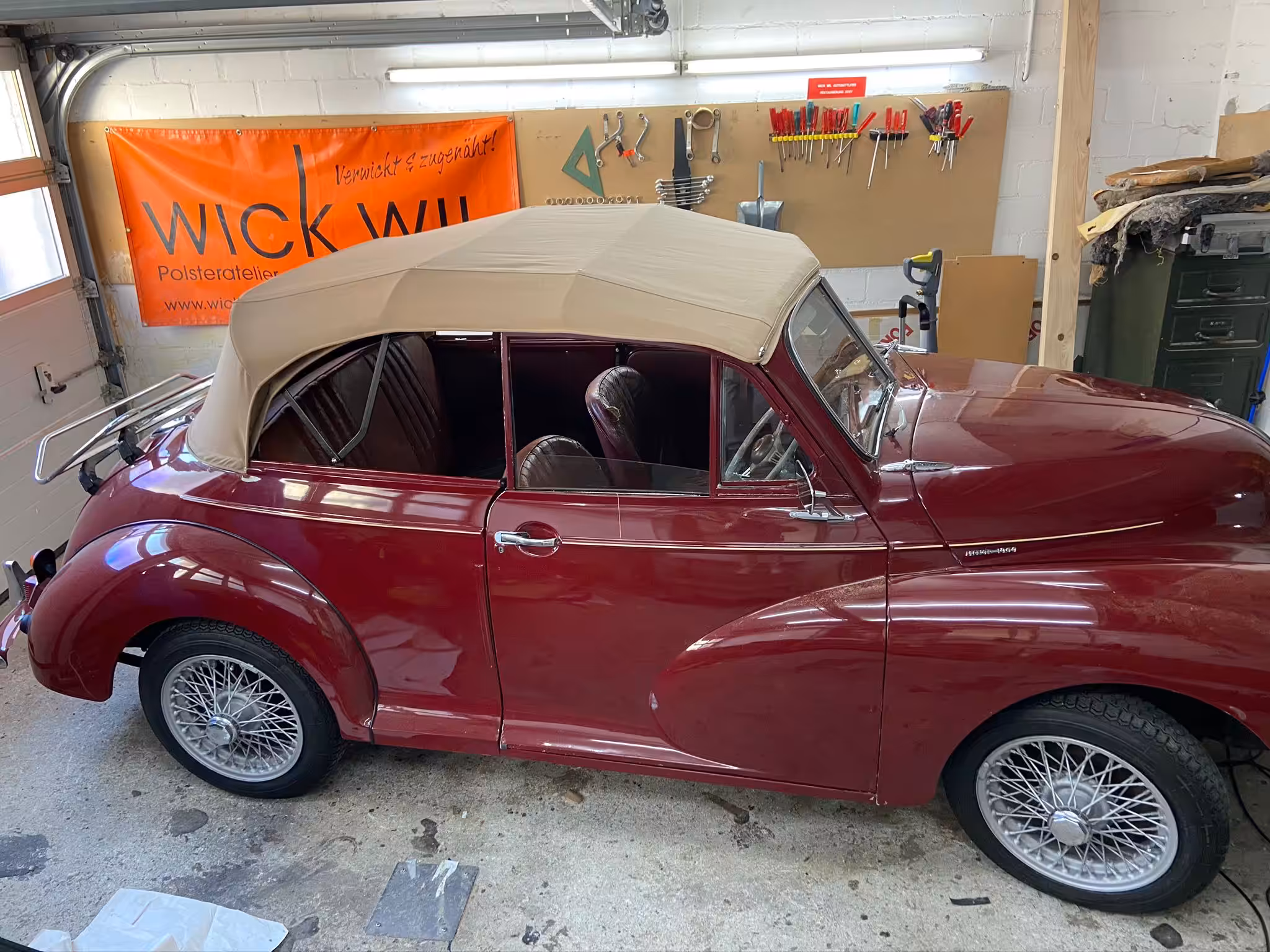 Roter Oldtimer mit neuem beigem Cabrio-Verdeck – Autosattlerei Wick Wil