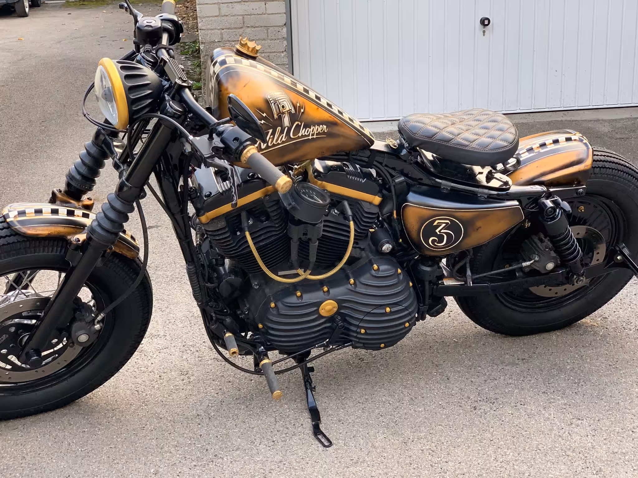 Motorrad mit neu bezogener Sitzbank – Autosattlerei Wick Wil