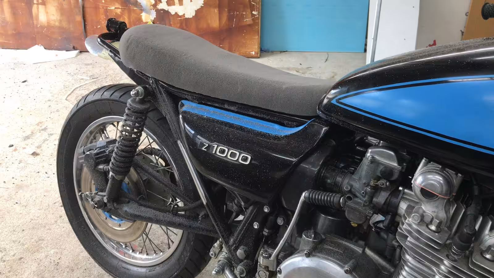 Oldtimer-Motorrad mit neuer Sitzbank – Autosattlerei Wick Wil