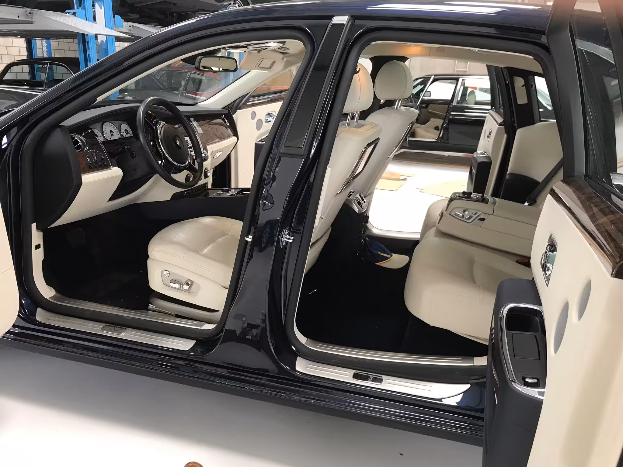 Auto-Innenraum mit neu bezogenen Sitzen – Autosattlerei Wick Wil