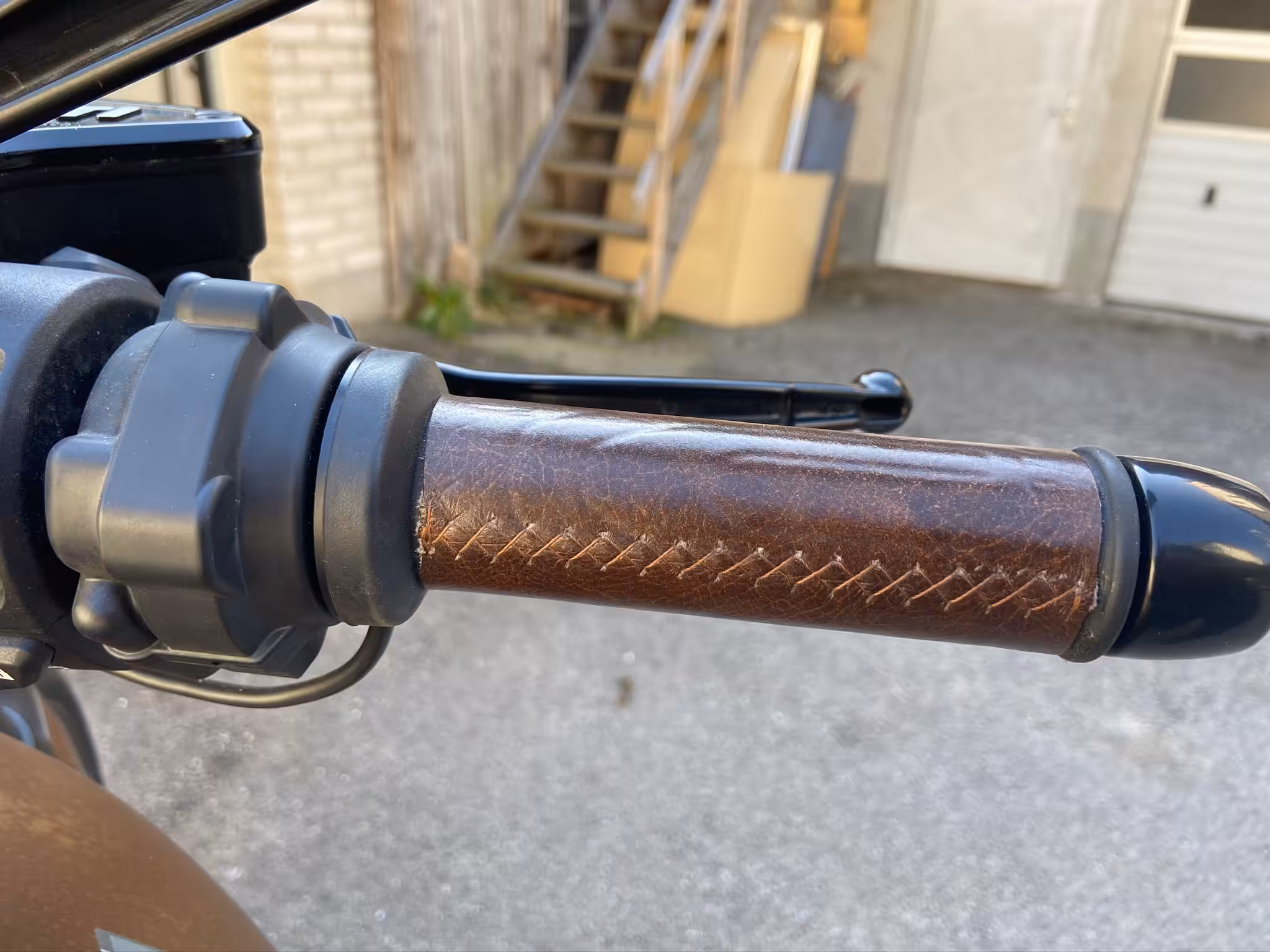 Reparatur eines Motorradsitzes – Autosattlerei Wick Wil
