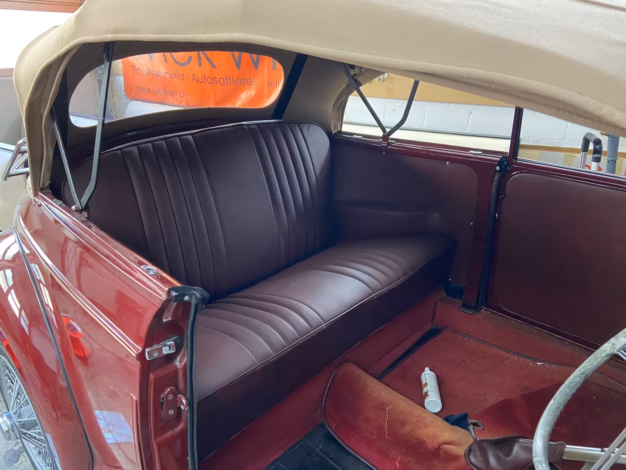 Rotes Cabrio mit neu bezogenen Sitzen – Autosattlerei Wick Wil
