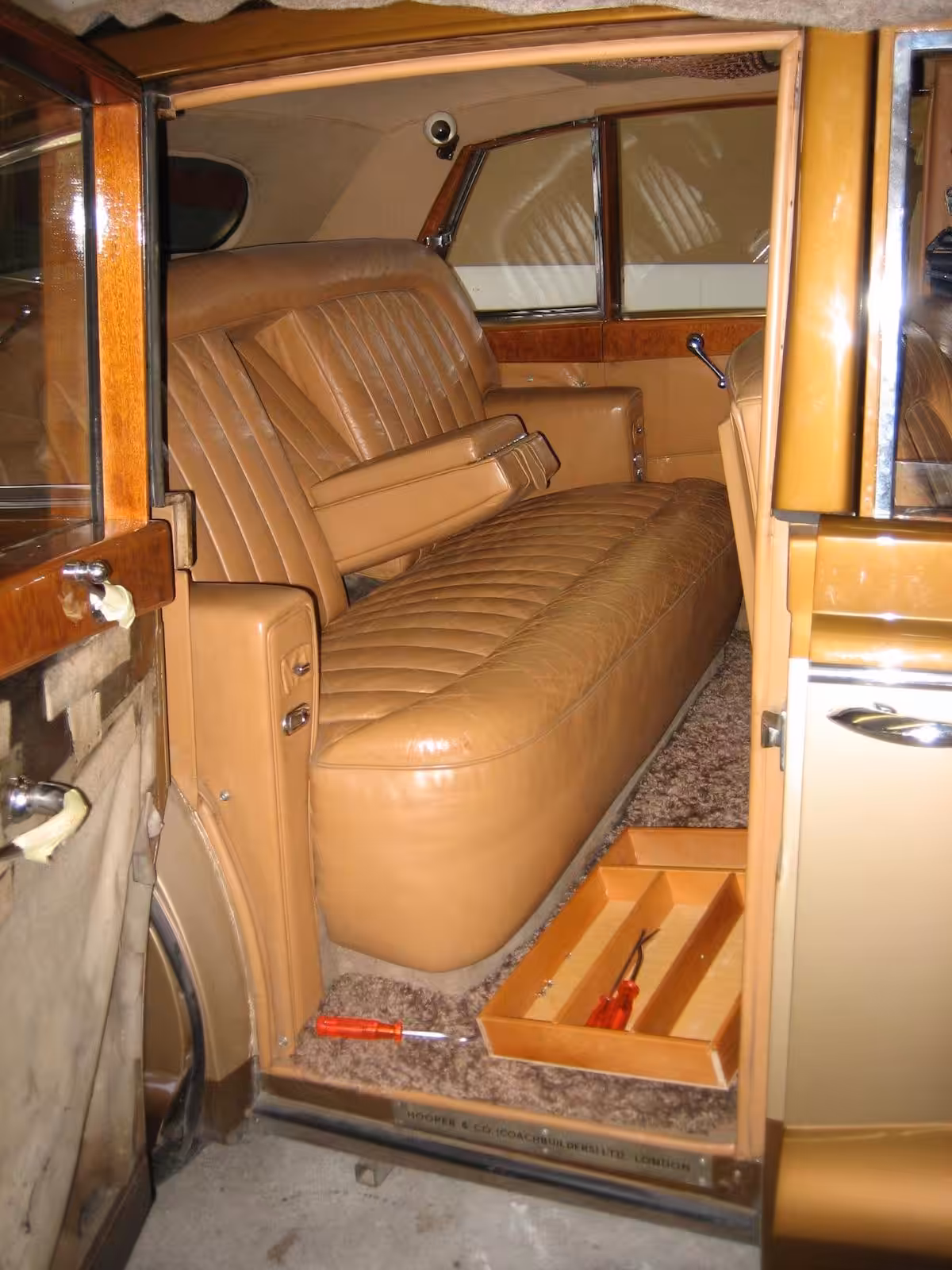 Oldtimer-Innenraum mit beigem Leder – Autosattlerei Wick Wil