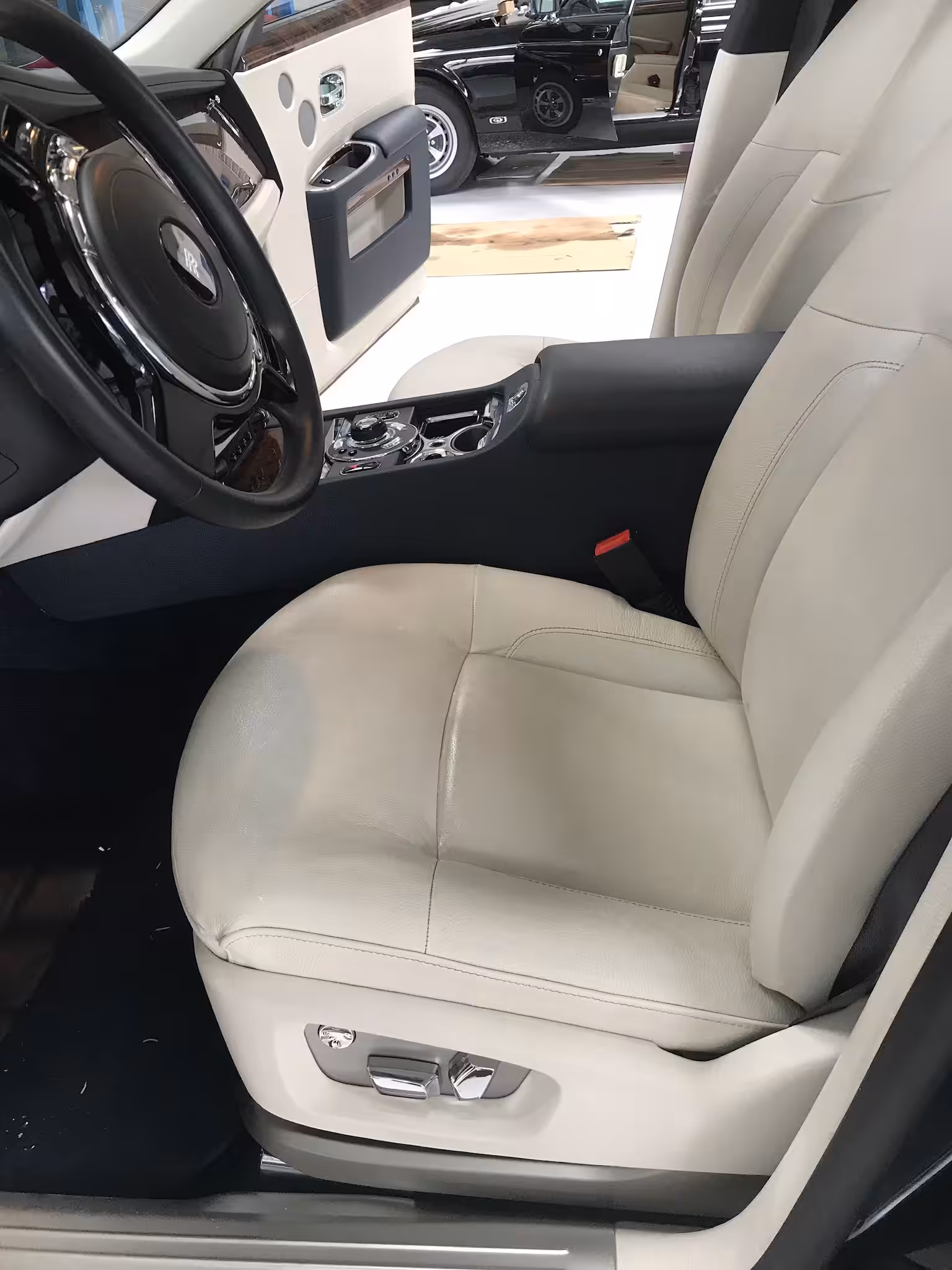 Grauer Autositz nach Reparatur – Autosattlerei Wick Wil