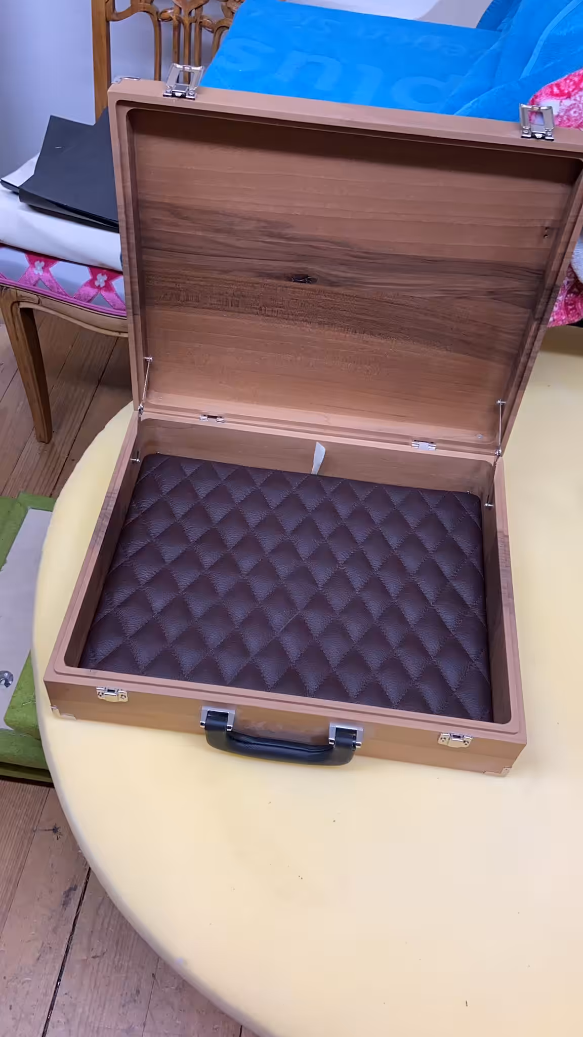 Koffer mit massgefertigter Polstereinlage – Wick Wil GmbH